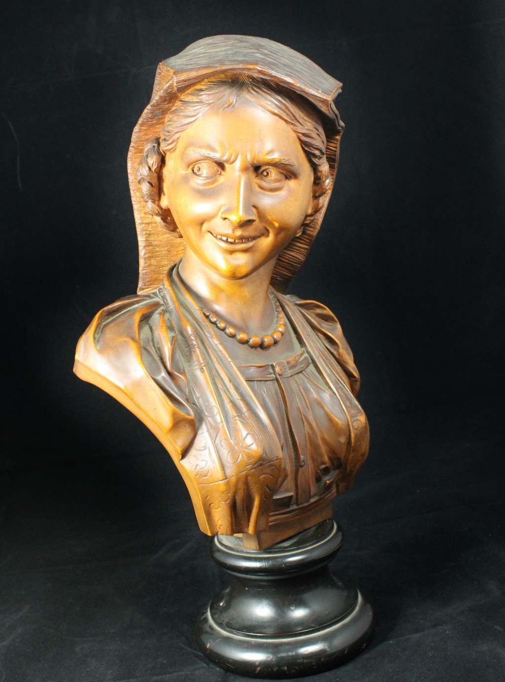 Dřevěná busta ženy