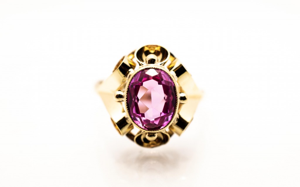 Zlatý prsten s růžovým kamenem, vel. 59,5