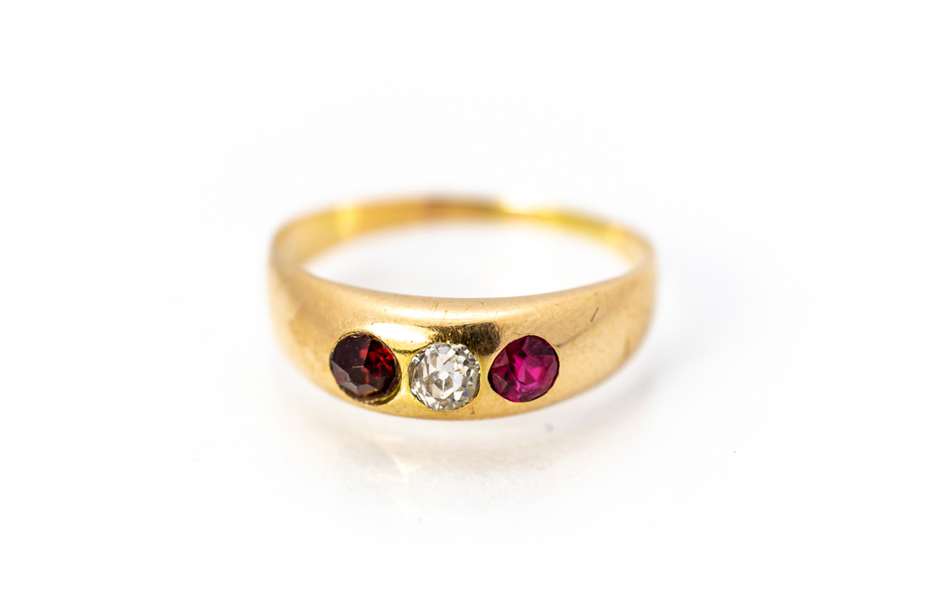 Zlatý prsten s diamantem a rubíny