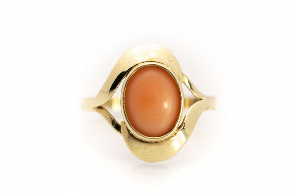 Zlatý prsten s korálem, vel. 55