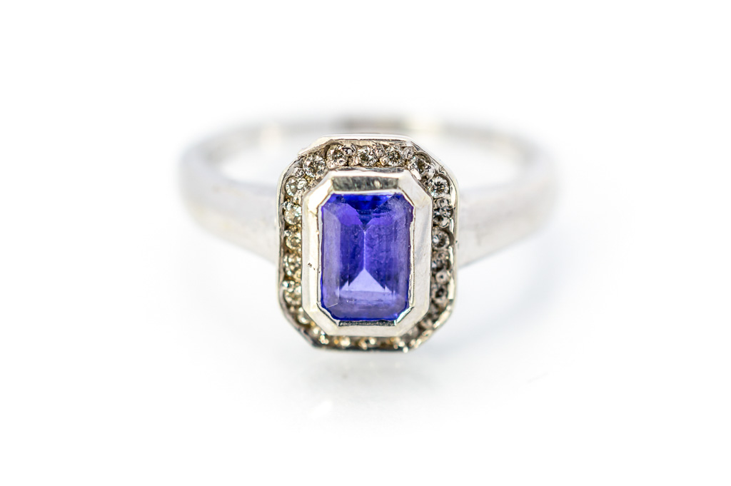 Prsten s diamanty a modrým kamenem