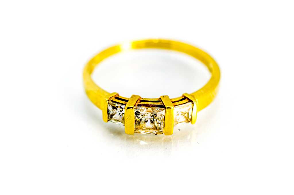 Prsten ze žlutého zlata se zirkony