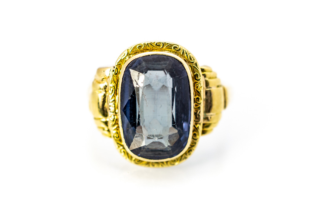 Prsten s modrofialovým kamenem