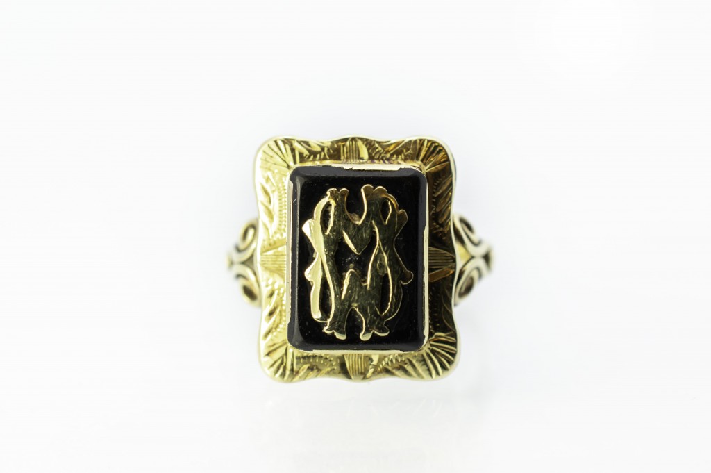 Zlatý prsten s onyxem a monogramem, vel. 52