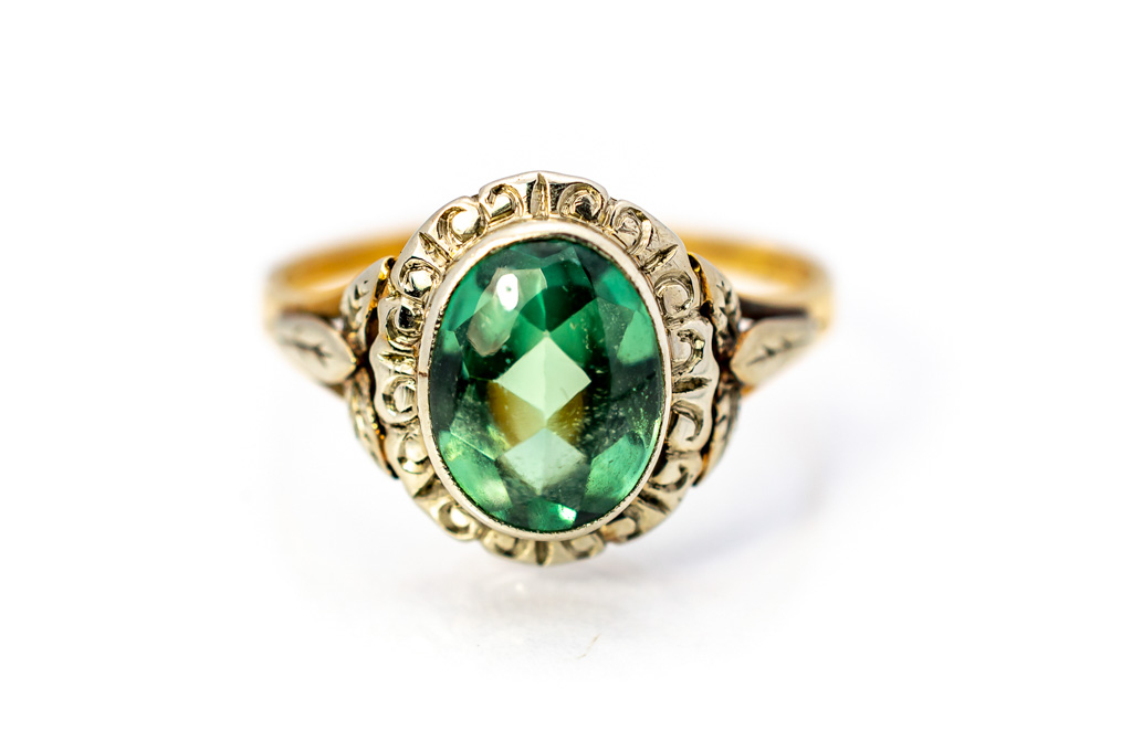 Prsten se zeleným kamenem
