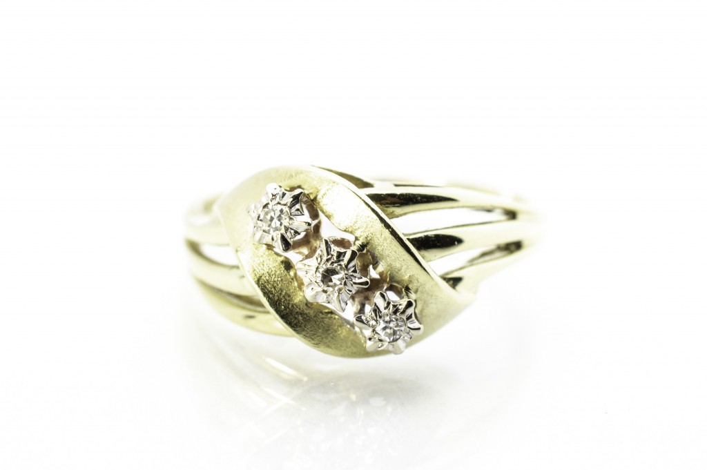 Zlatý prsten se třemi diamanty, vel. 55