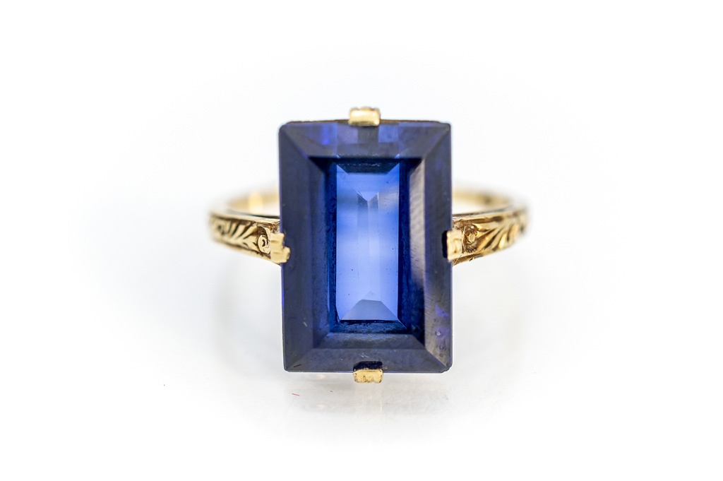 Prsten s modrým kamenem