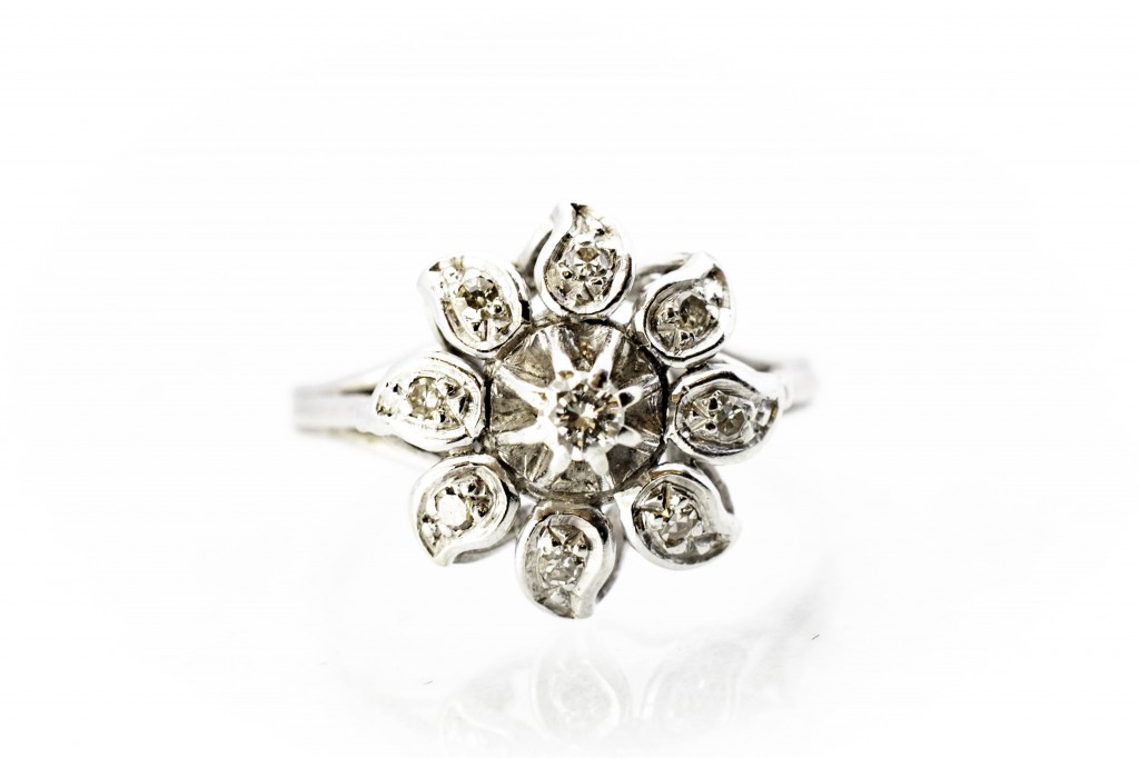 Prsten z bílého zlata, kytička s diamanty, vel. 52