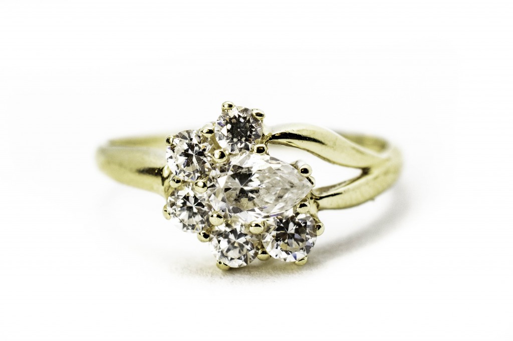 Zlatý prsten s blýskavými kamínky, vel. 54