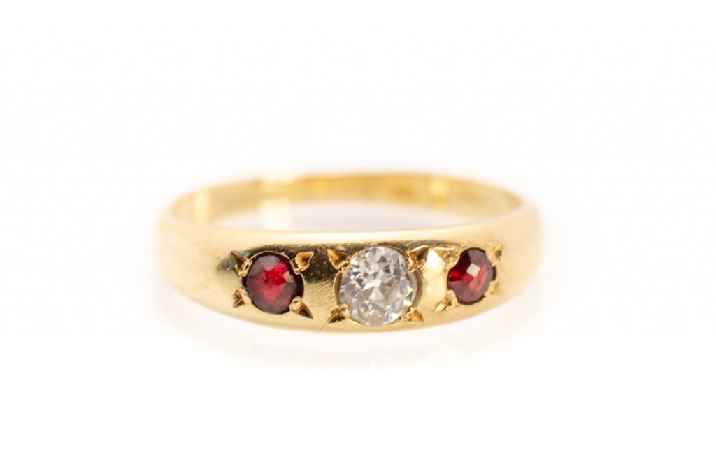 Zlatý prsten s diamantem a rubíny