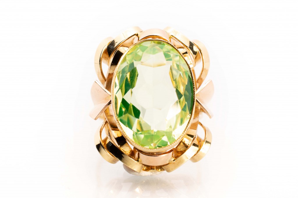 Zlatý prsten se zeleným kamenem, vel. 57