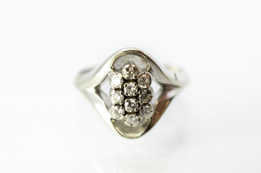 Zlatý prsten v bílem zlaté s diamanty, 10 x 0,08 ct, vel. 62