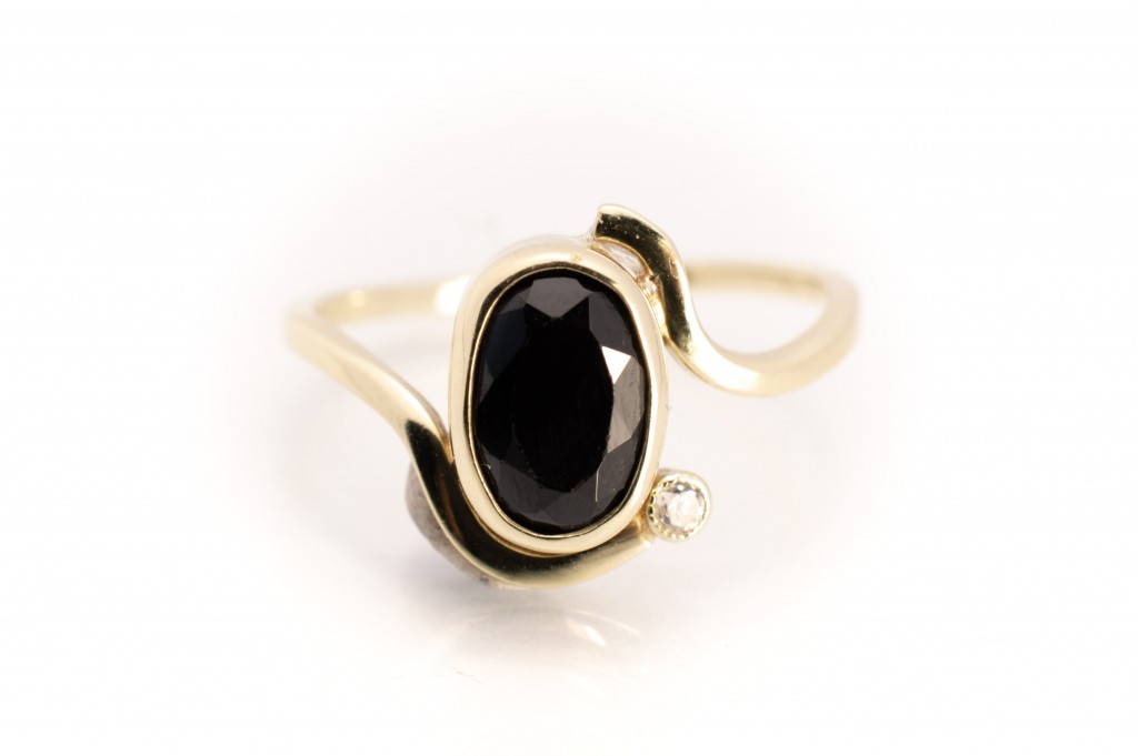 Zlatý prsten s černým kamenem, vel. 55,5