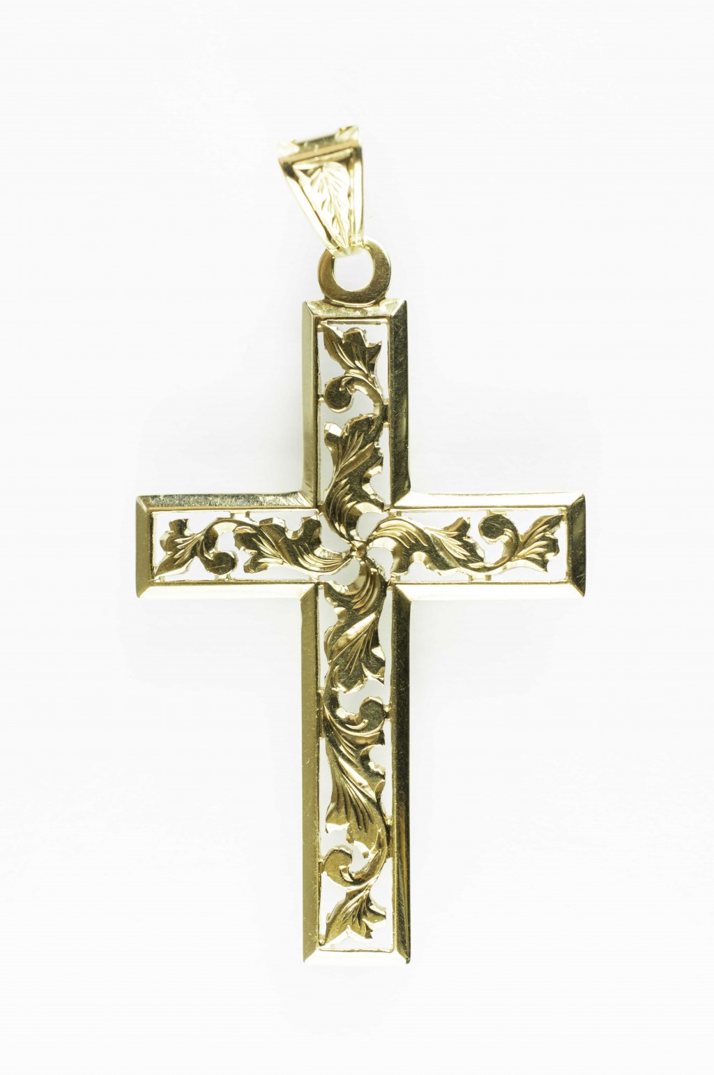 Zlatý křížek s rostlinným motivem