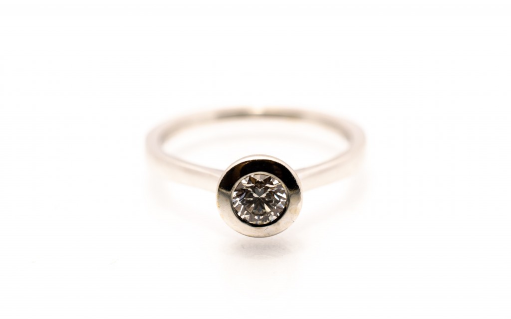 Prsten z bílého zlata s diamantem, 0,35 ct, vel. 54