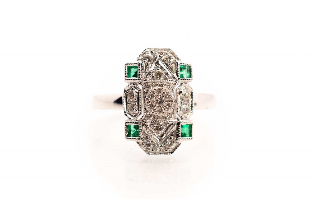Prsten z bílého zlata s diamanty a smaragdy. Ve stylu Art deco. Vel. 53