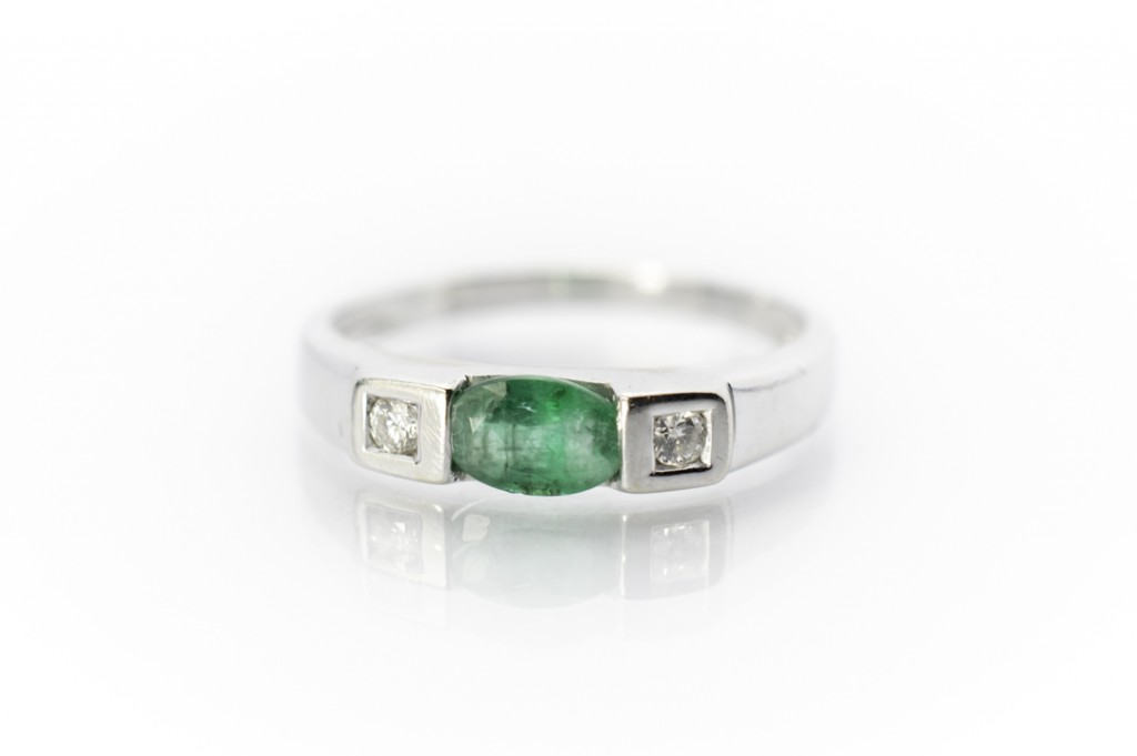 Prsten z bílého zlata se zeleným kamenem a diamanty, vel. 52