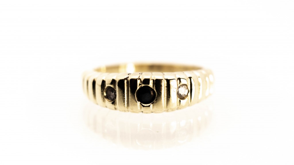 Zlatý prsten s tmavým kamenem a zirkony, vel. 58