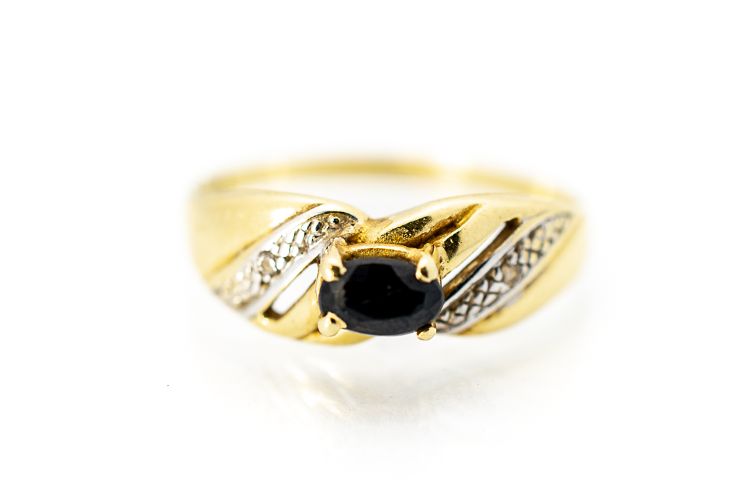 Zlatý prsten s černým kamenem