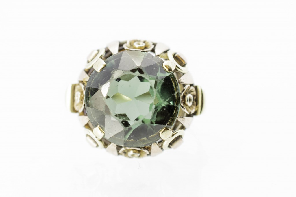 Zlatý prsten se zeleným kamenem, vel. 52