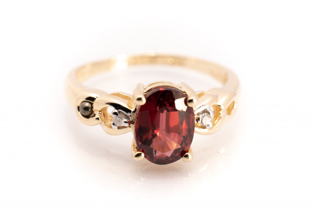 Zlatý prsten s hnědo-oranžovým kamenem, vel. 52