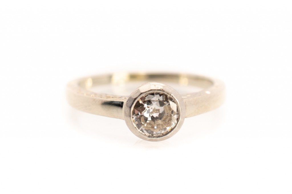 Art deco prsten z bílého zlata s diamantem - solitér, 1. republika, vel. 52