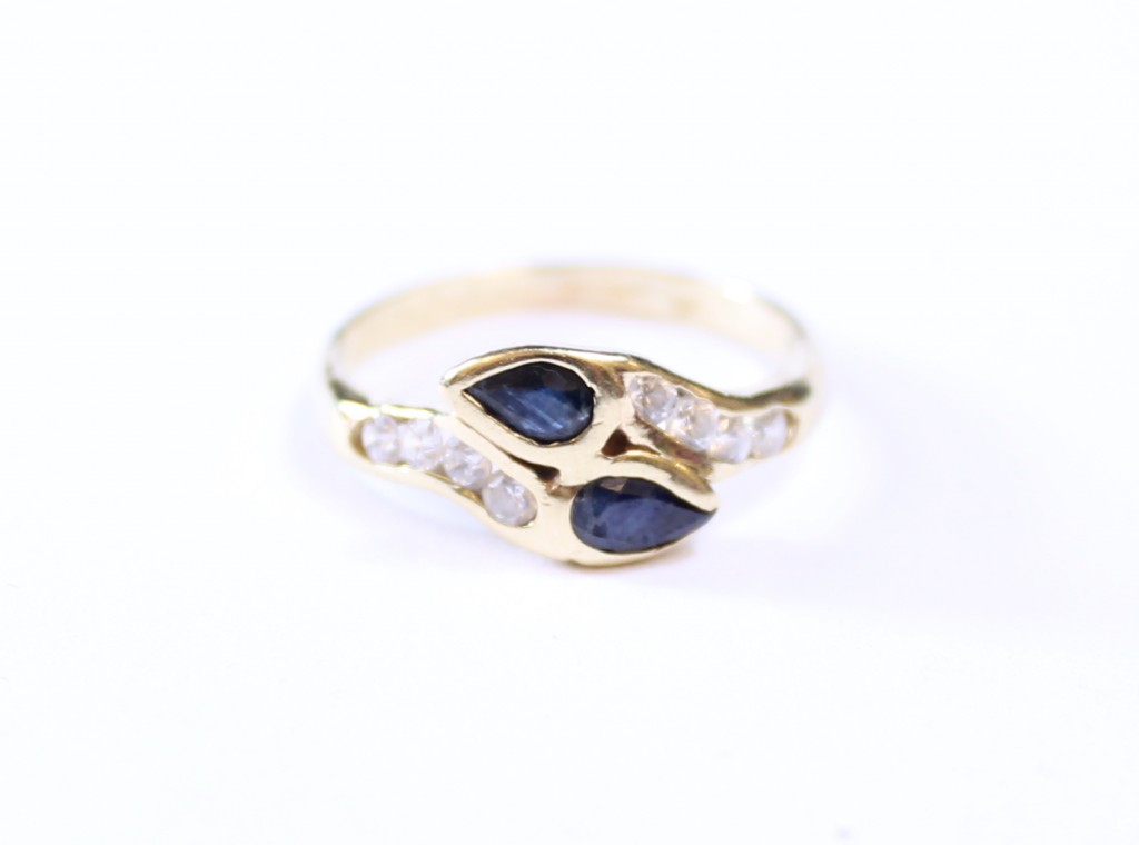 Zlatý prsten se zirkony a modrými kameny, vel. 51