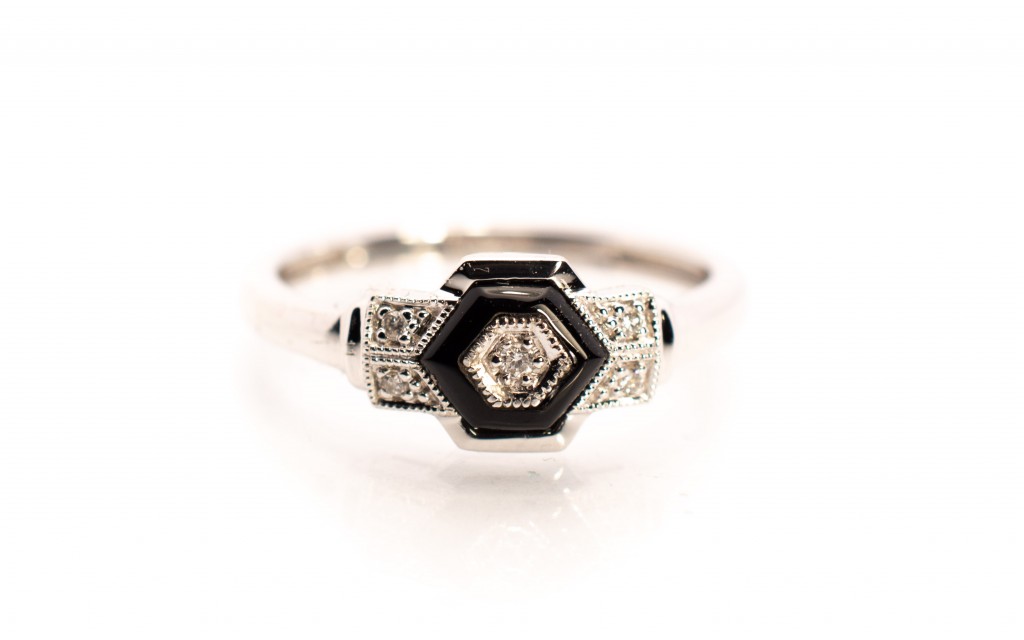 Zlatý prsten s diamanty a onyxem, vel. 52