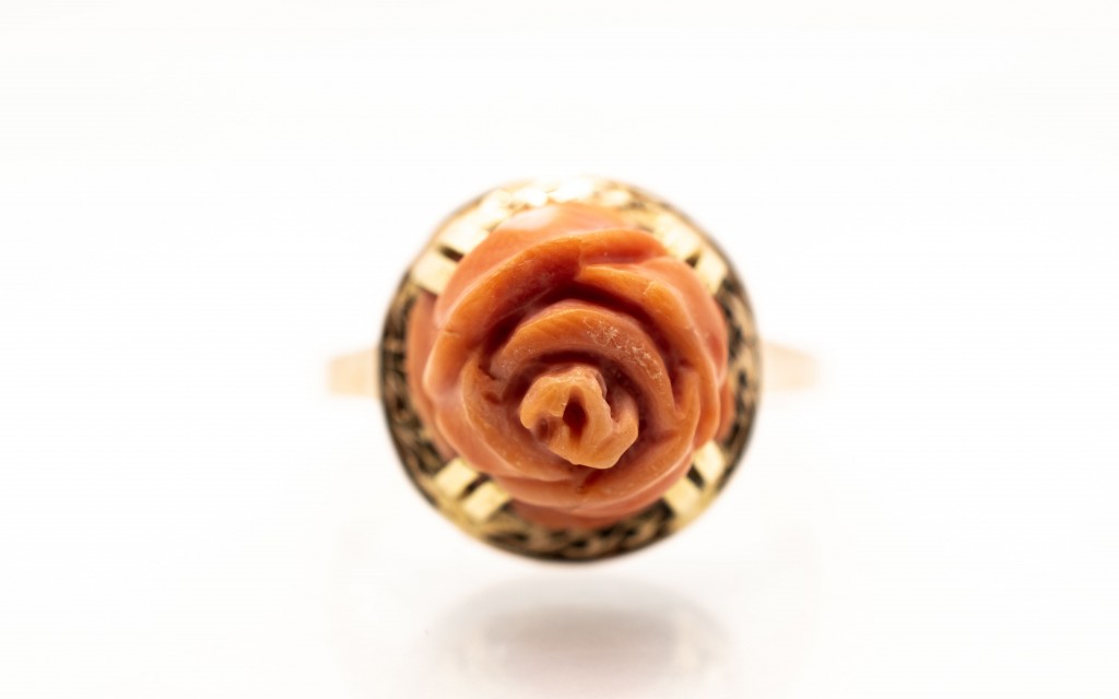 Starožitný zlatý prsten s korálem - růžička, vel. 55