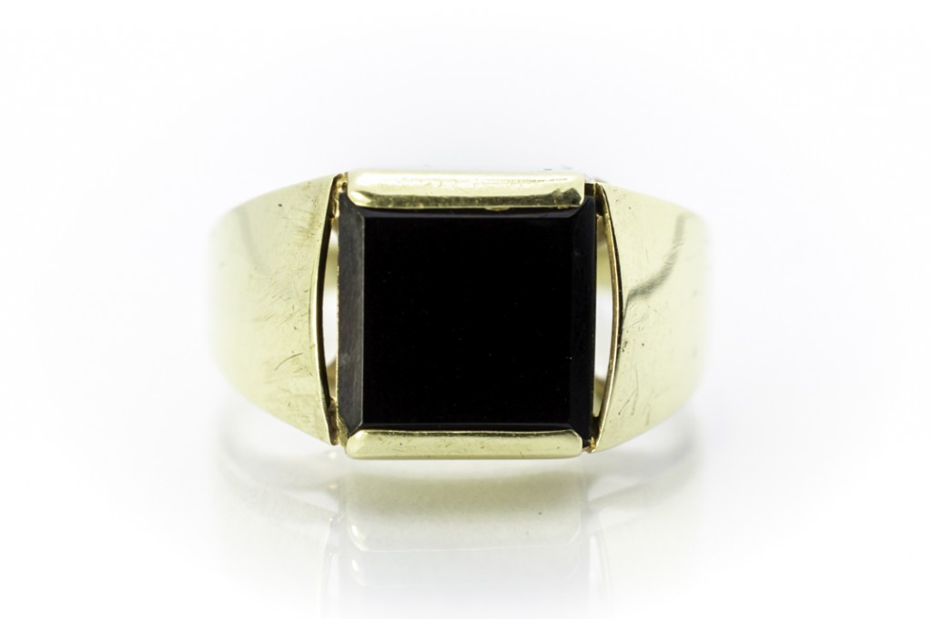Zlatý pánský prsten s onyxem, vel. 62
