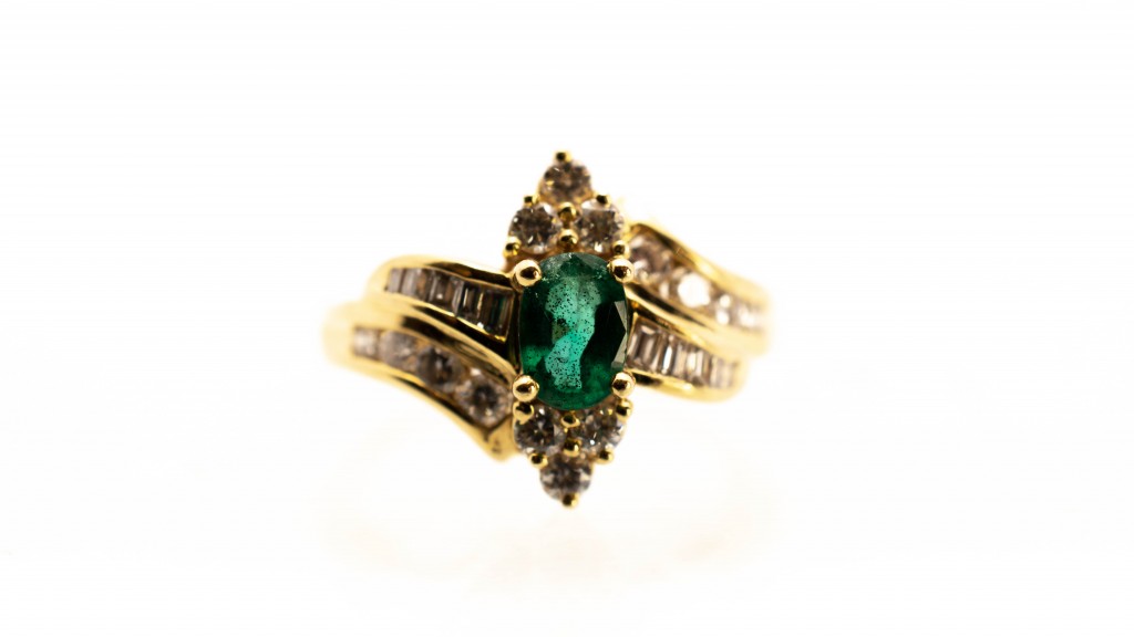 Zlatý prsten s diamanty a smaragdem, cca 2 ct, vel. 51