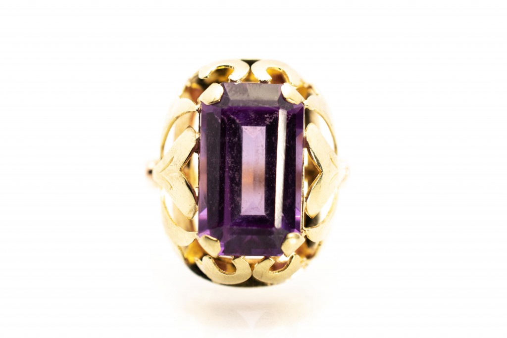 Zlatý prsten s fialovým kamenem, vel. 60