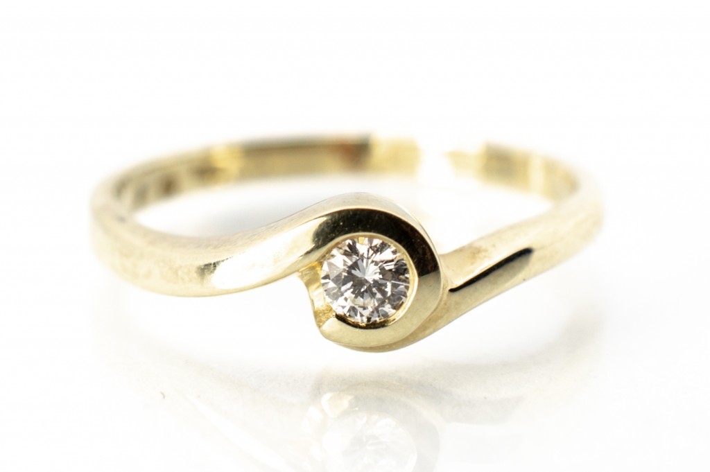Zlatý prsten s diamantem 0,12 ct, vel. 53