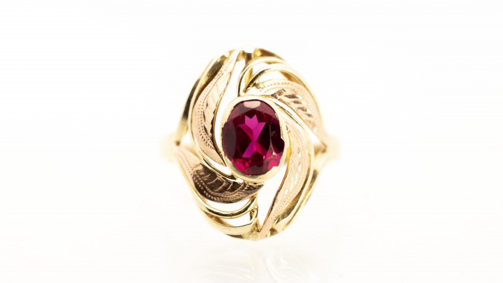 Zlatý prsten s červeným kamenem, vel. 57