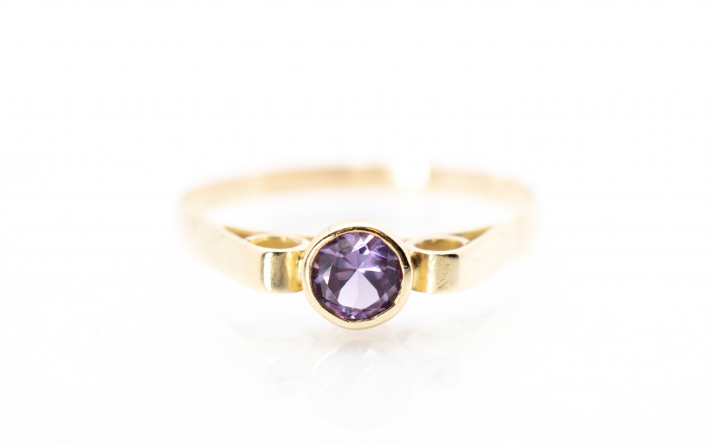 Zlatý prsten s fialovým kamenem, vel.61
