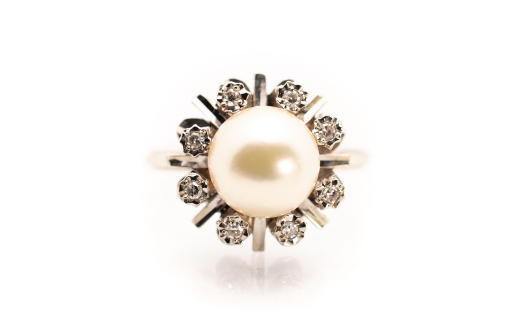 Prsten z bílého zlata s perlou a diamanty, vel. 52,5