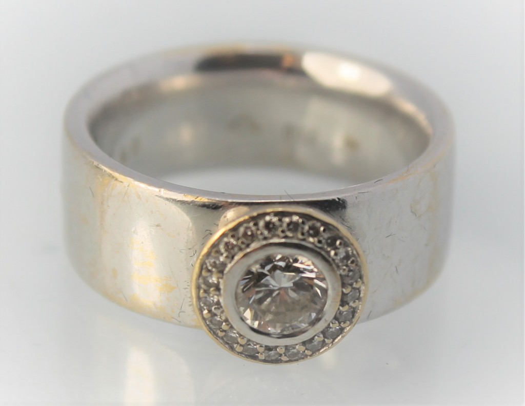 Zlatý prsten s diamantem 0,5 ct, vel. 53
