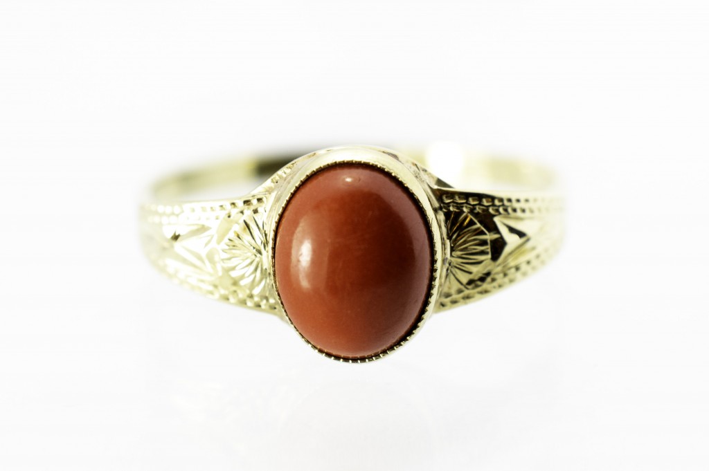 Zlatý prsten s korálem, vel. 62