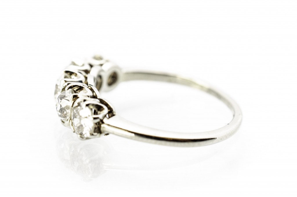 Prsten z bílého zlata s diamanty, 1. repulika, 1,45 ct, vel. 52