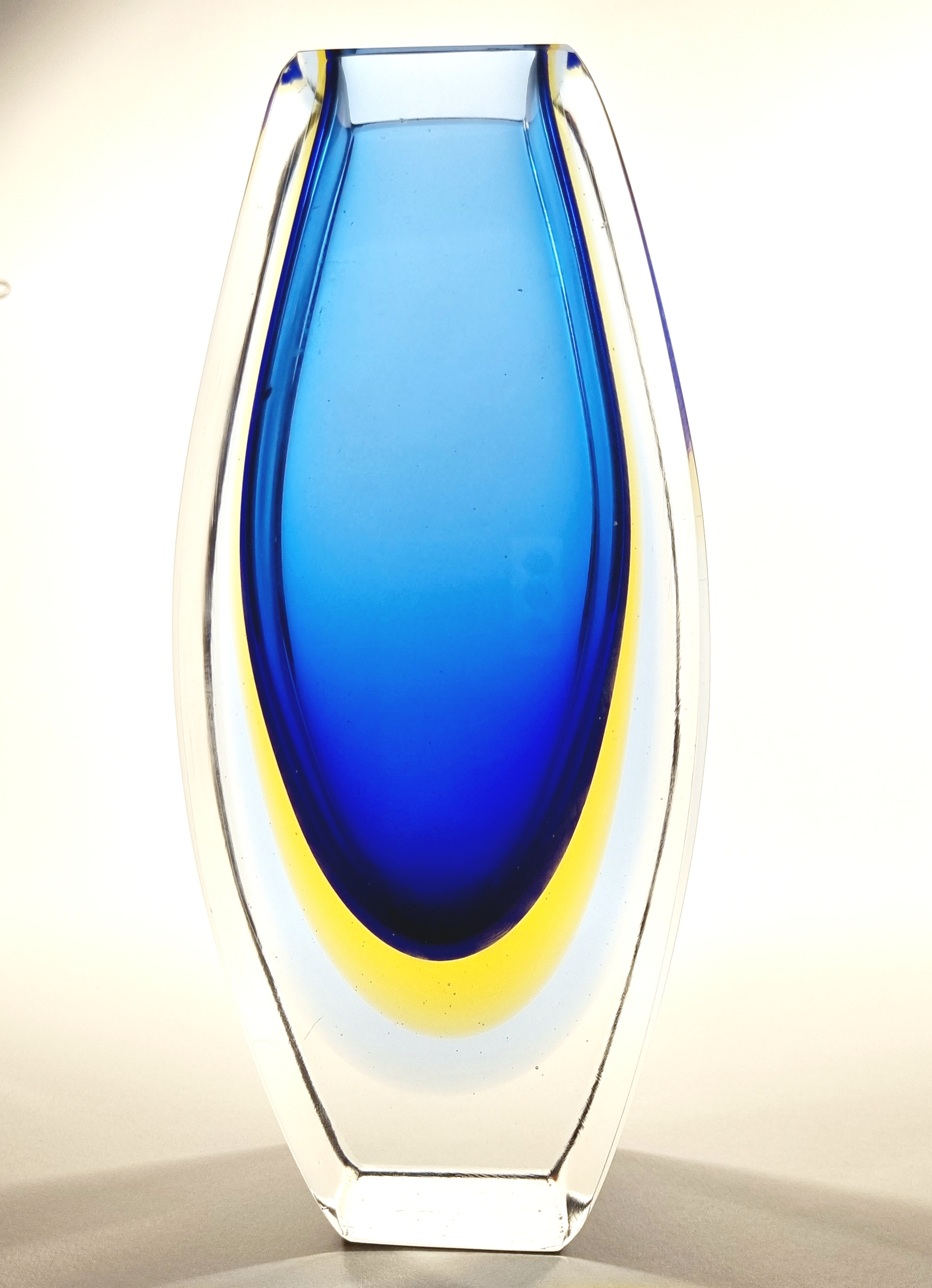Skleněná váza s modrým jádrem