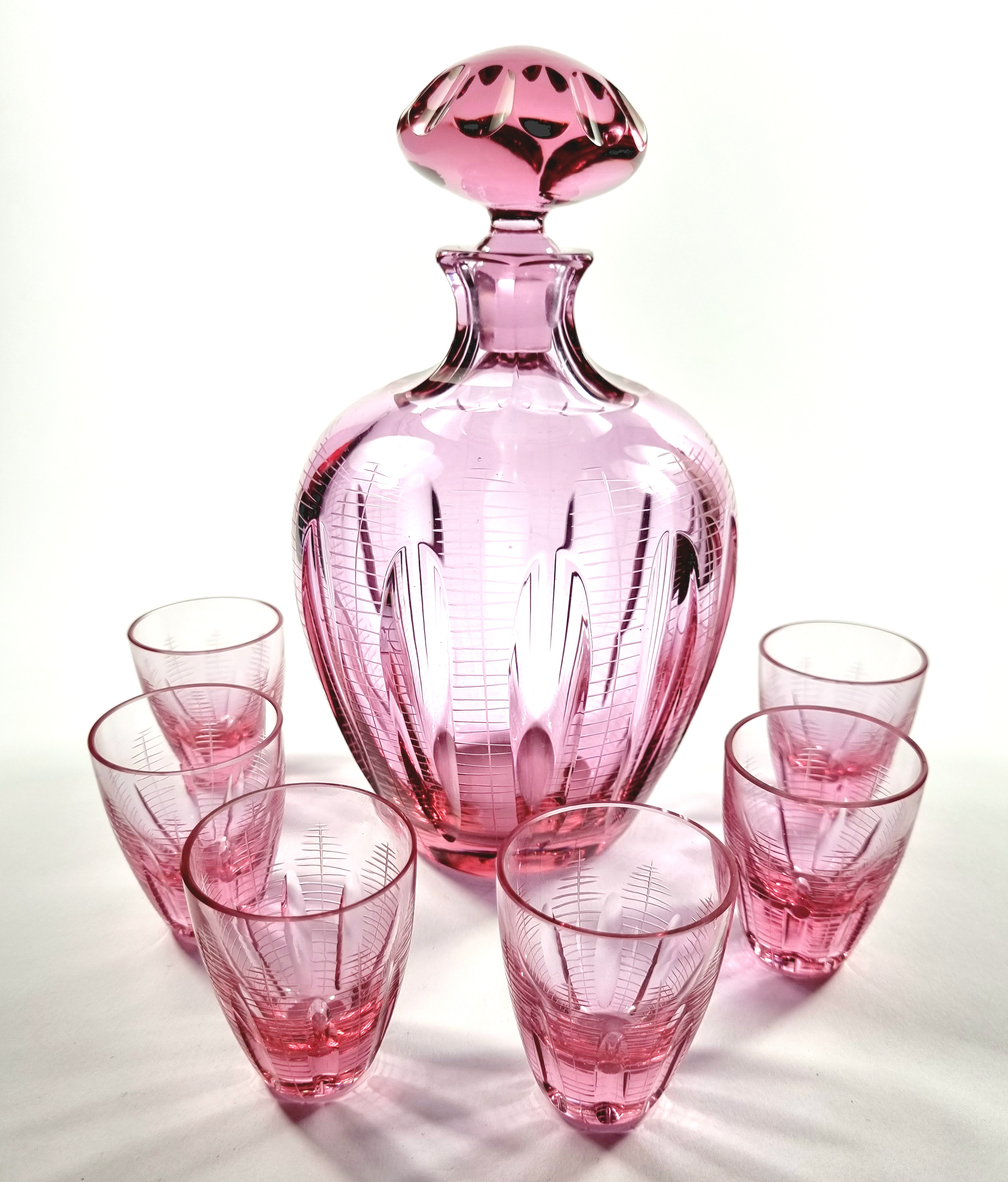 Karafa se skleničkami - rosalínové sklo