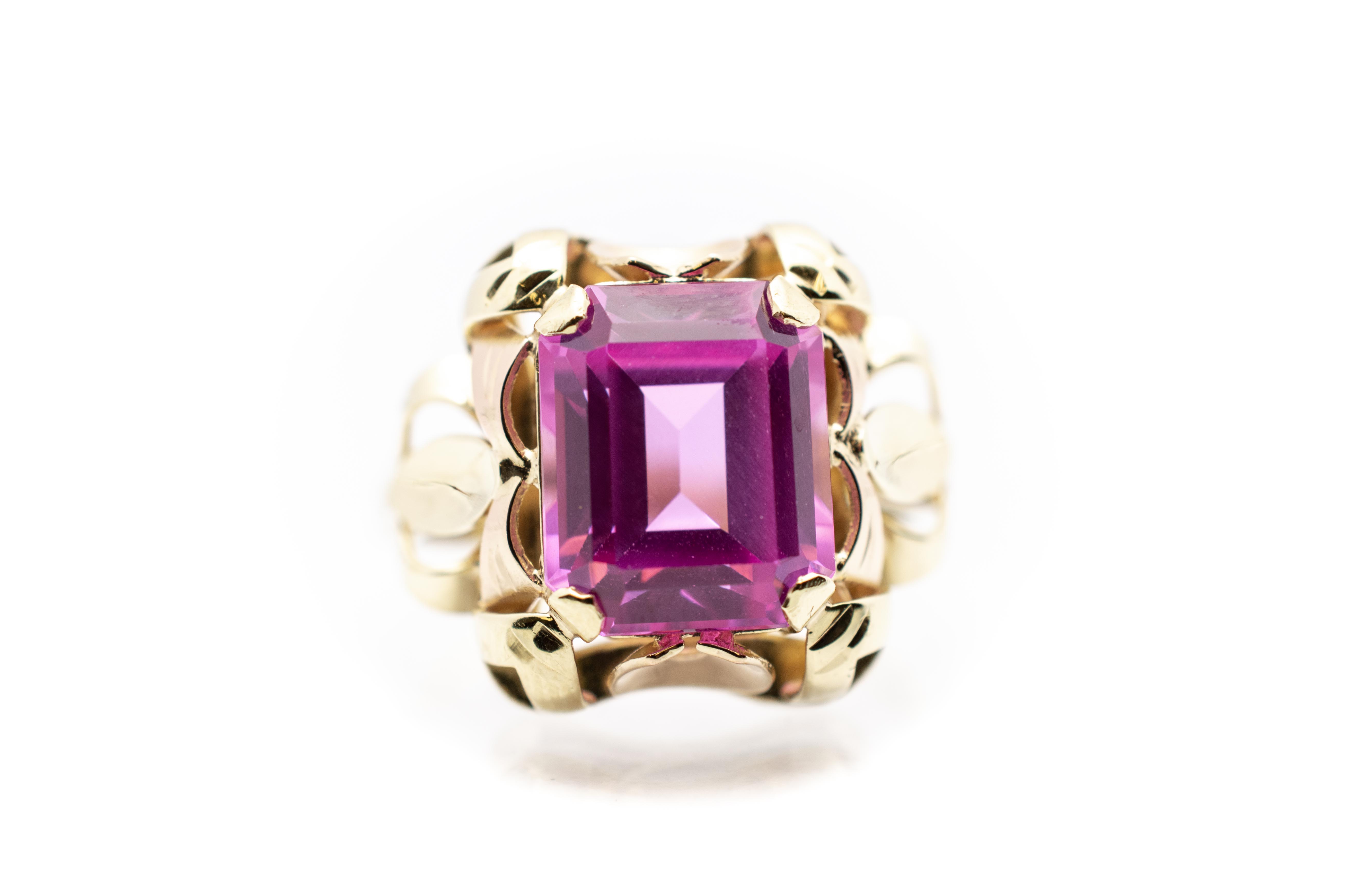 Zlatý prsten s růžovým kamenem, vel.56