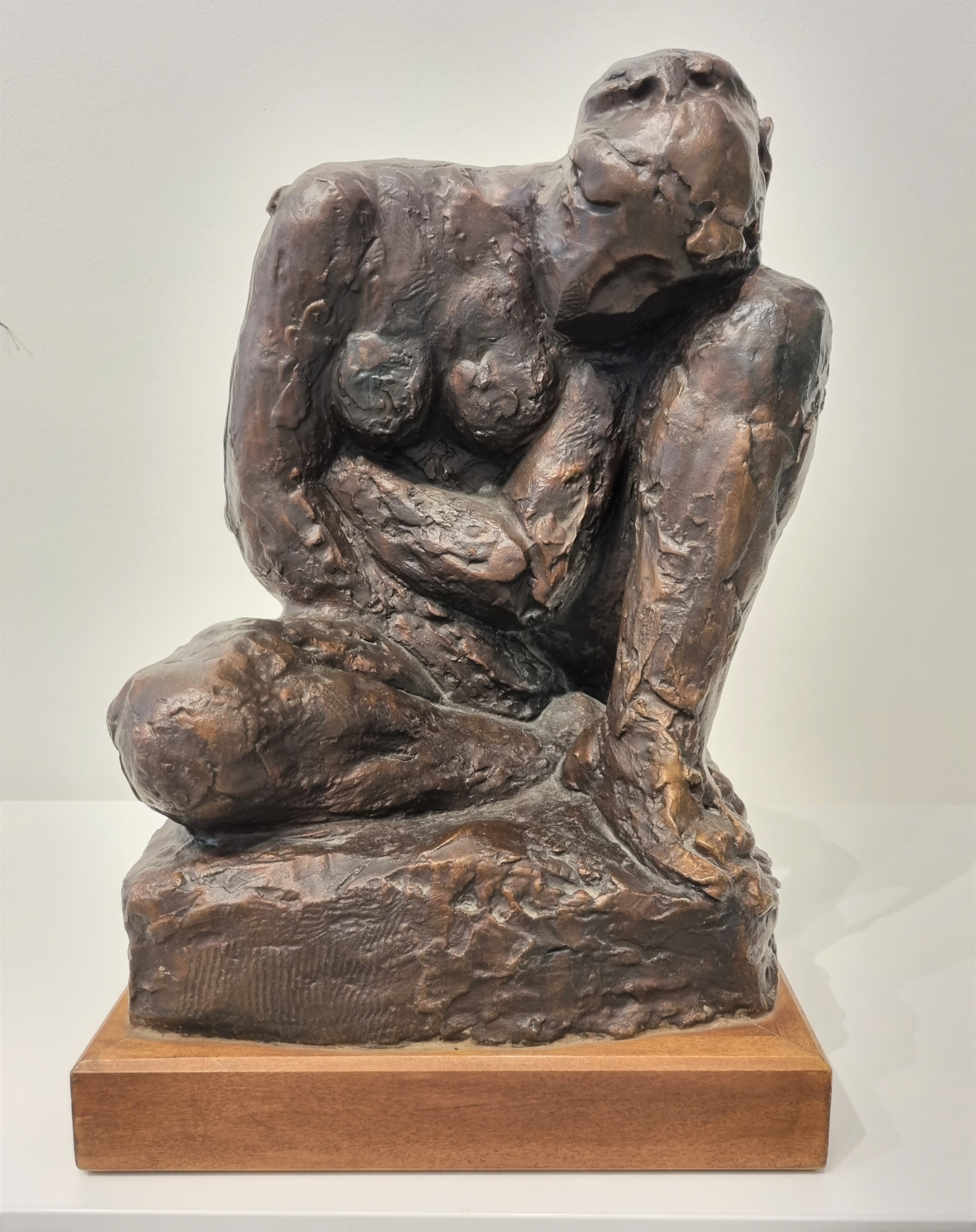 Bronzový akt - sedící žena