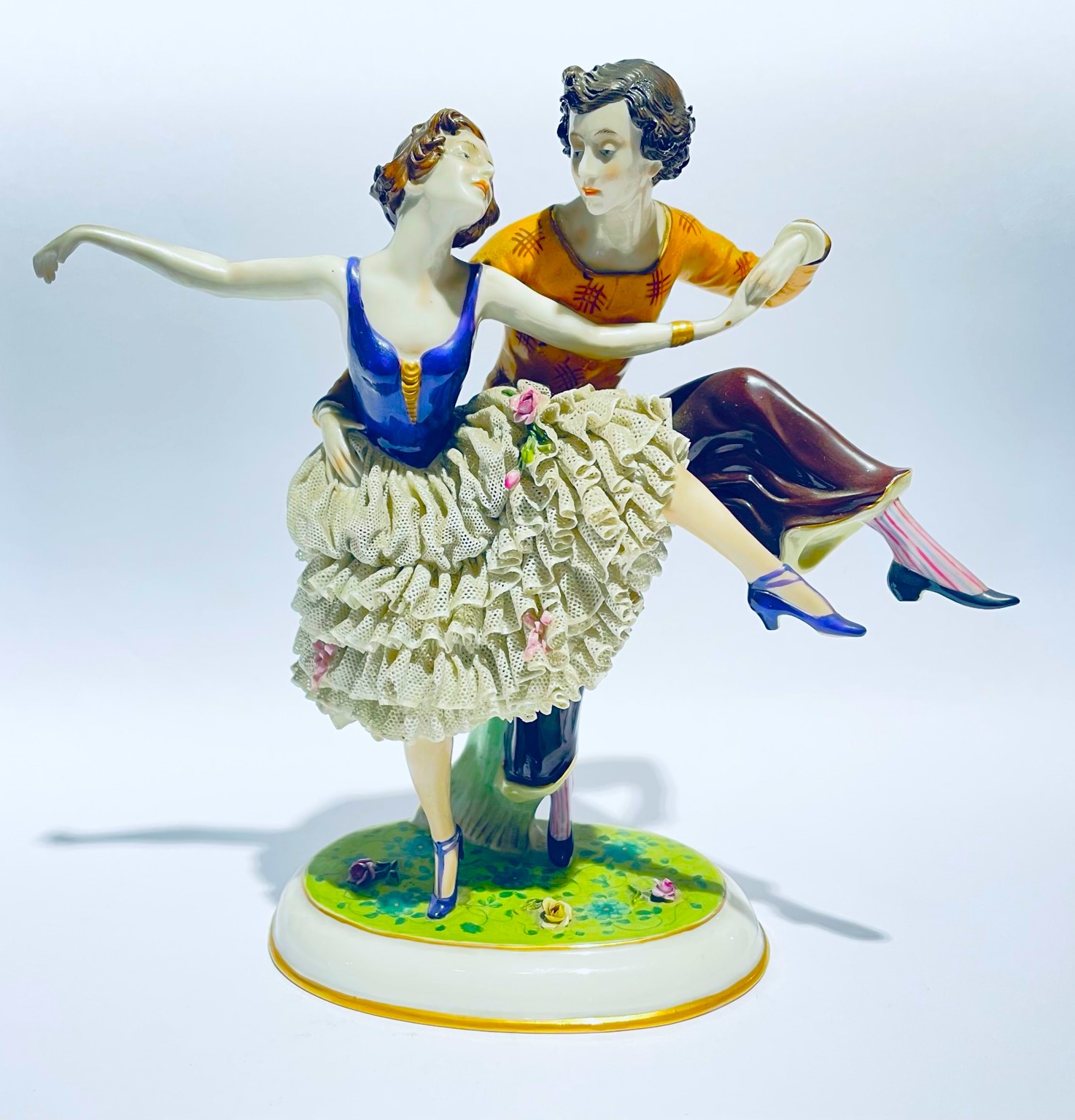 Porcelánová soška tanečnice v tylové sukýnce a mistra