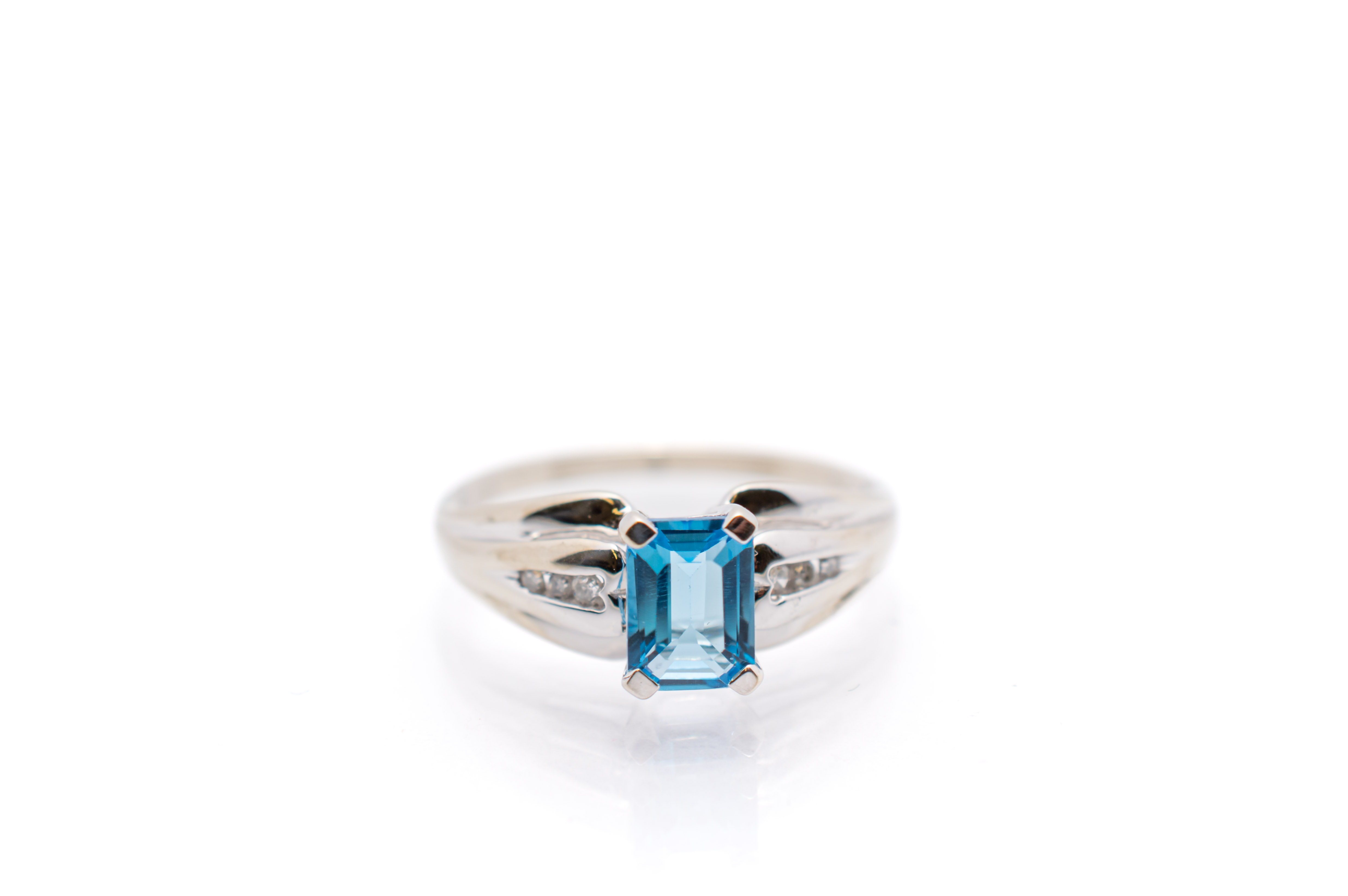 Prsten z bílého zlata s modrým kamenem - akvamarín a diamanty, vel. 56
