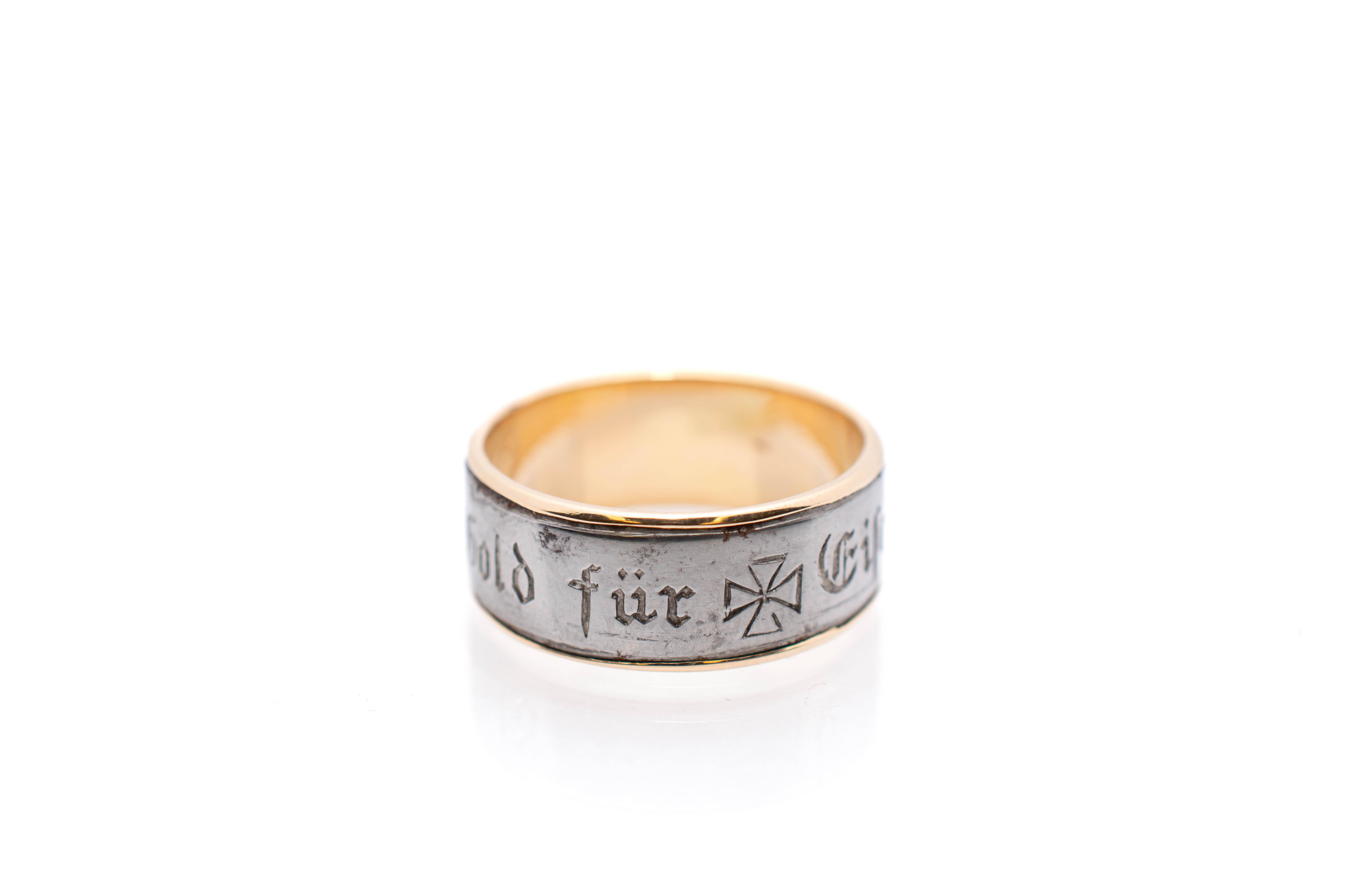 Zlatý prsten s rytinou, vel. 58