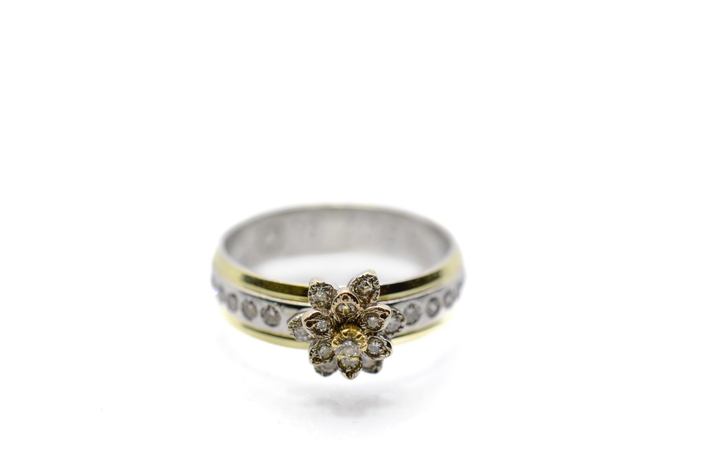 Zlatý prsten s brilianty, vel. 52
