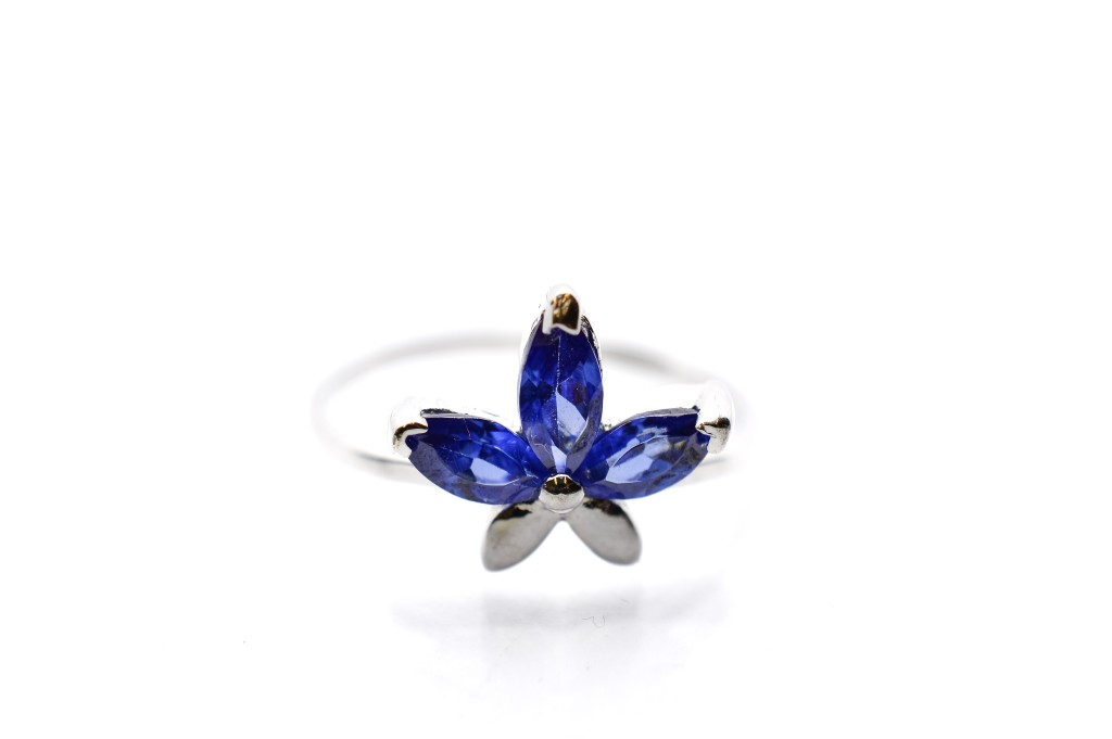 Stříbrný prsten s modrými kamínky, vel. 50