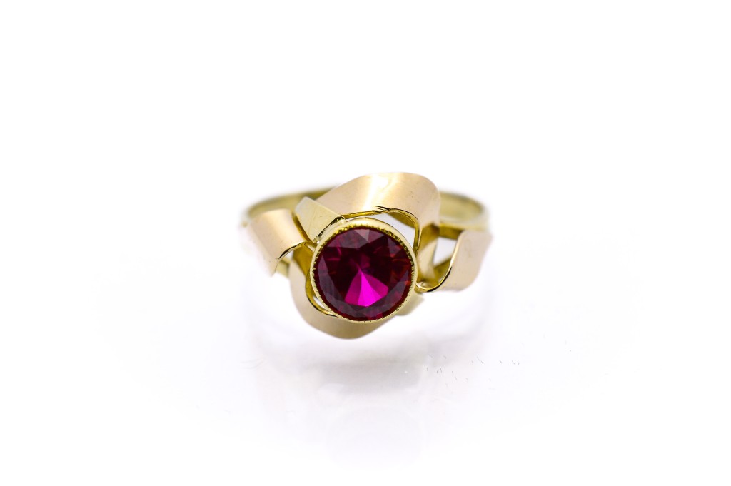 Zlatý prsten s červeným kamenem - rubín, vel. 56