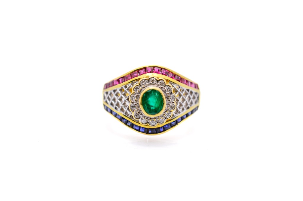 Zlatý prsten s diamanty, safíry, rubíny a smaragdem, vel. 52